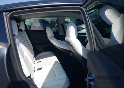 2025 Tesla Model Y Long Range Dual Motor All-Wheel Drive z USA, uszkodzony, nr VIN 7SAYGDEE9SF248703